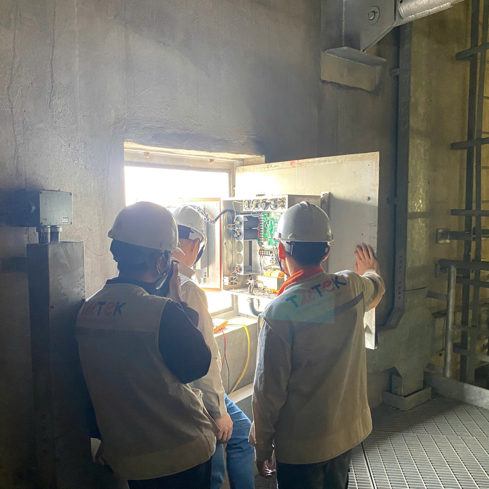 Sửa chữa đèn cảnh báo trên không